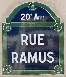 Voir la plaque.