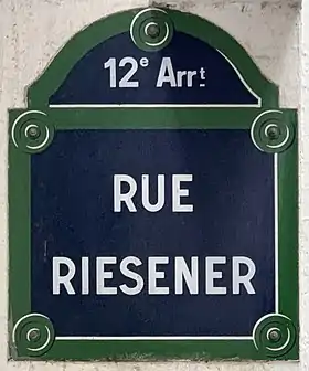 Voir la plaque.