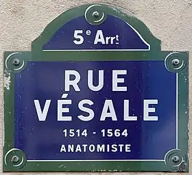 Voir la plaque.