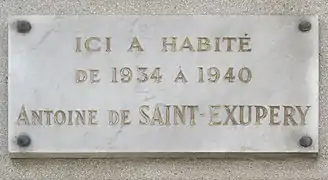 Plaque au no 15, en hommage à Antoine de Saint-Exupéry.