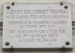 Plaque au no 61 en hommage à l'ingénieur Sidney Gilchrist Thomas, qui y est mort.