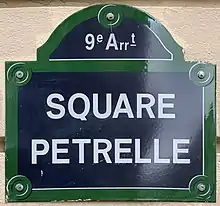 Voir la plaque.