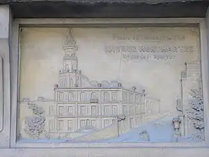 Plaque avec un dessin de la tour Montmartre.