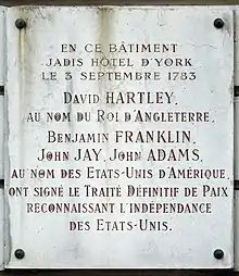 Plaque au no 56 en hommage au traité de Paris.