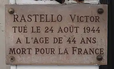 Plaque au no 2, en hommage à Victor Rastello, mort pendant la Libération de Paris.