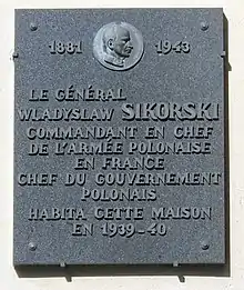 Plaque au no 58 en hommage à Władysław Sikorski.