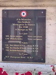 Plaque en hommage aux soldats morts à Namps-au-Val pendant la Bataille de France (1940).