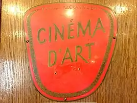 Label « Cinéma d'Art » de la CICAE sur la porte de la salle 3.