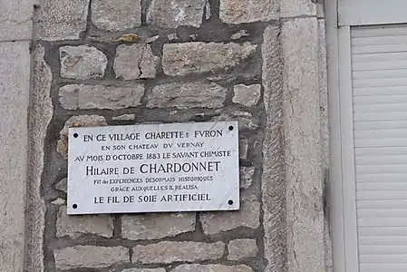 Plaque commémorative à la mairie de Charette rappelant les expériences conduites au château du Vernay et ayant mené à l'invention de la soie artificielle.