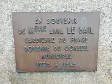 Plaque commémorative proche du feu sud.