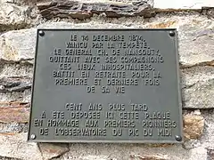 Plaque commémorative posée au Col de Sencours.