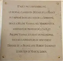 Plaque commémorative du réseau Défense de la France à la Sorbonne : "D'aout 1941 à septembre 1942, le journal clandestin Défense de la France fut imprimé grâce à Hélène Viannay, née Mordkovitch, assistante du Professeur Lutaud, et Philippe Viannay, étudiant en philosophie, tous deux fondateurs du mouvement Défense de la France avec Robert Salmon et le soutien de Marcel Lebon".