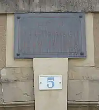 Plaque commémorative au-dessus de la porte d'entrée rappelant le lieu de naissance de Jean Jaurès.