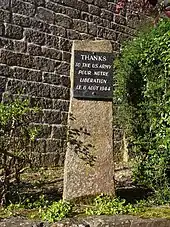 Photographie d'une stèle en pierre portant une inscription « Thanks to the US Army pour notre libération le 6 août 1944 »