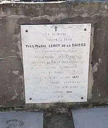 Plaque commémorative dédiée à Yves de La Brière.