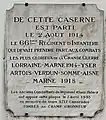 Plaque commémorant le départ du 66e RI le 2 août 1914, appliquée par les vétérans entre-deux-guerres.