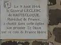 La plaque commémorative du général Leclerc sur le mur de l'église.