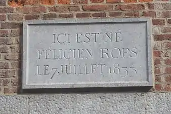 Plaque commémorative apposée en 1925 sur la façade de la maison natale de Rops à Namur.