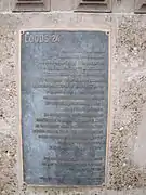 Plaque sur le mur commémoratif.