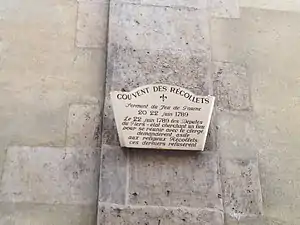 Plaque au sujet des évènements de la Révolution.