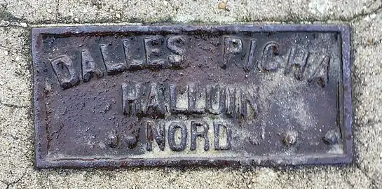 Plaque Picha sur la digue.