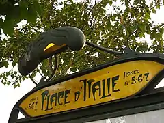 Typographie sur l'entrée de la station.