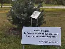 Photographie d'une plaque commémorative, où il est écrit : La France reconnaît publiquement le génocide arménien de 1915. Paris, le 29 janvier 2001.