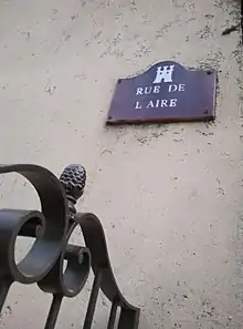 Plaque de la rue de l'Aire à Gassin, sur le mur de l'école communale