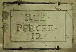 Plaque de pierre de liais conforme aux ordonnances de 1729 avec le numéro du quartier (actuelle rue du Prévôt)