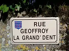 Anciennes armoiries de la commune de Vouvant présentes sur une plaque de rue.