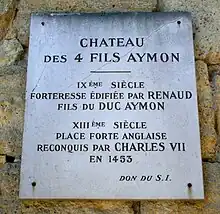 Plaque sur un mur de la forteresse de Cubzac indiquant que cette forteresse aurait été érigée par Renaud fils du duc Aymon