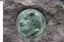 Plaque en bronze incrustée sur un rocher.