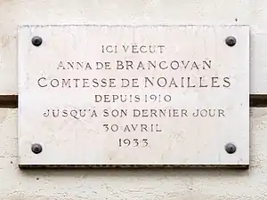 Plaque sur l'immeuble où se trouvait l'appartement de la comtesse de Noailles.