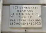 Au 43, rue Paul-Bert, une plaque commémore le résistant Bernard Courtault mort fusillé à 20 ans.