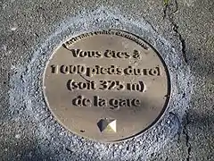 Une des plaques au sol rappelant les mesures de Delambre.