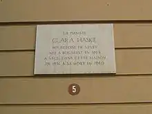 «Clara Haskil […] a vécu dans cette maison de 1951 à sa mort 1960.