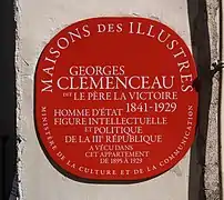 Plaque du label Maisons des Illustres, à gauche de l'entrée.
