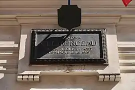 Plaque au fronton : « Ici demeura Clemenceau de 1896 jusqu'à sa mort le 24 novembre 1929 ».
