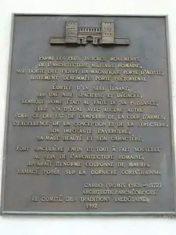 Plaque en honneur de la porte prétorienne.