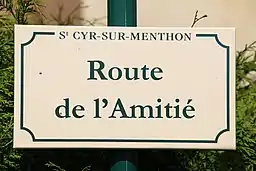 Panneau avec le nom de la commune à Saint-Cyr-sur-Menthon, Ain.