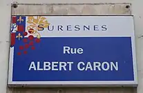 Plaque de la rue Albert-Caron, en hommage au maire en fonction de 1888 à 1896 puis de 1900 à 1904.