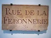 Plaque datée du XVIIIe siècle. La rue est alors située dans le 3e quartier de Paris. Plaque en pierre de liais gravée. Musée Carnavalet.