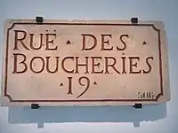 Plaque datée du XVIIIe siècle. La rue est alors située dans le 19e quartier de Paris. Plaque en pierre de liais gravée. Musée Carnavalet.