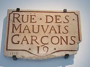 Plaque datée du XVIIIe siècle. La rue, devenue rue Grégoire-de-Tours, est alors située dans le 19e quartier de Paris. Plaque en pierre de liais gravée. Musée Carnavalet.