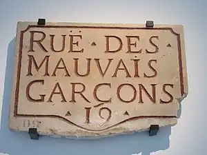 Plaque datée du XVIIIe siècle. La rue est alors située dans le 19e quartier de Paris. Plaque en pierre de liais gravée. Musée Carnavalet.