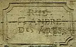 Plaque du XVIIIe siècle dont l'abréviation "St" a été martelée en 1794-1795