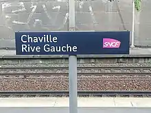 Plaque signalétique de la gare, en mai 2019.