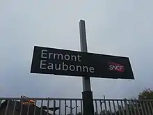 Plaque signalétique avec le nom de la gare.