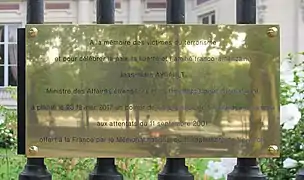 Plaque en hommage aux victimes du terrorisme, devant l'hôtel du ministre des Affaires étrangères.