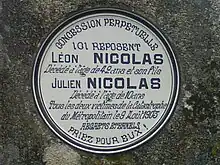 La plaque tombale en porcelaine émaillée de Léon Nicolas et de son fils Julien, tous deux victimes de la catastrophe du métro Couronnes en 1905